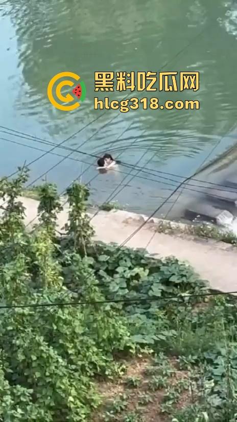 大胆情侣河边做爱，精虫上脑直接开干，激情四射无视众人，这样搞下去真不怕得阴道炎呀！-5