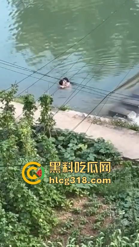 大胆情侣河边做爱，精虫上脑直接开干，激情四射无视众人，这样搞下去真不怕得阴道炎呀！-7