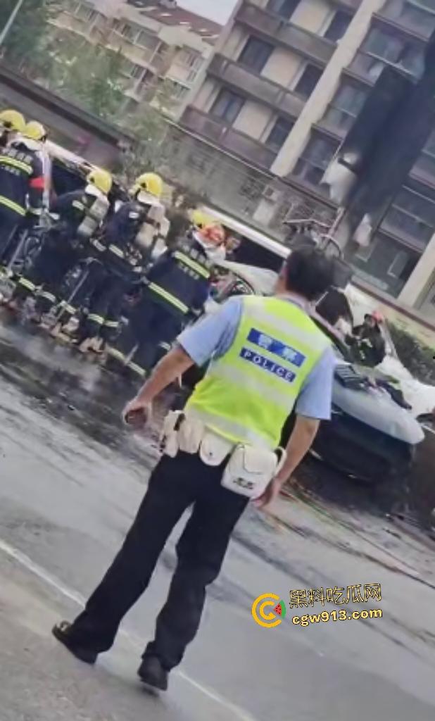 9月4日南京栖霞大道电车激撞！蔚来“亲”比亚迪翘臀，电池直接爆燃，电车这技术还是不到位啊！-7