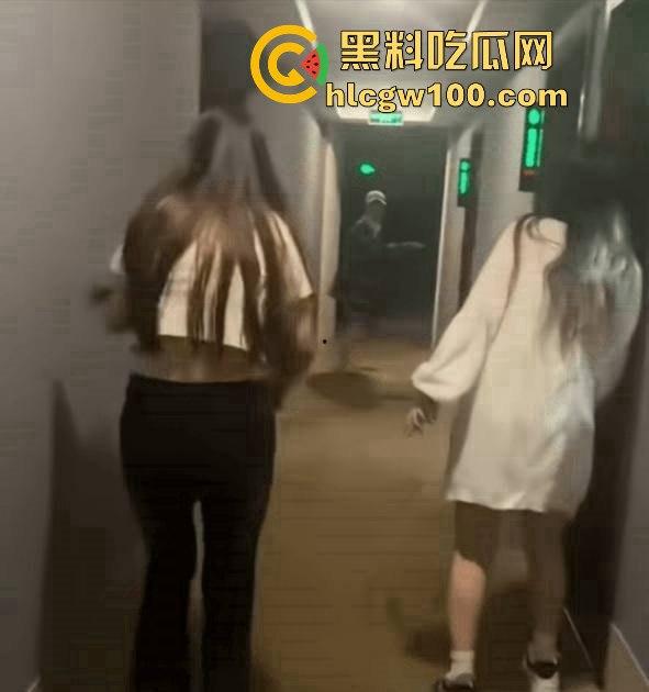 搞笑大瓜！大学闺蜜住酒店隔壁惊现男女床上大战，一直在叫爸爸求饶屁股打的啪啪响整层楼都震耳欲聋。-9