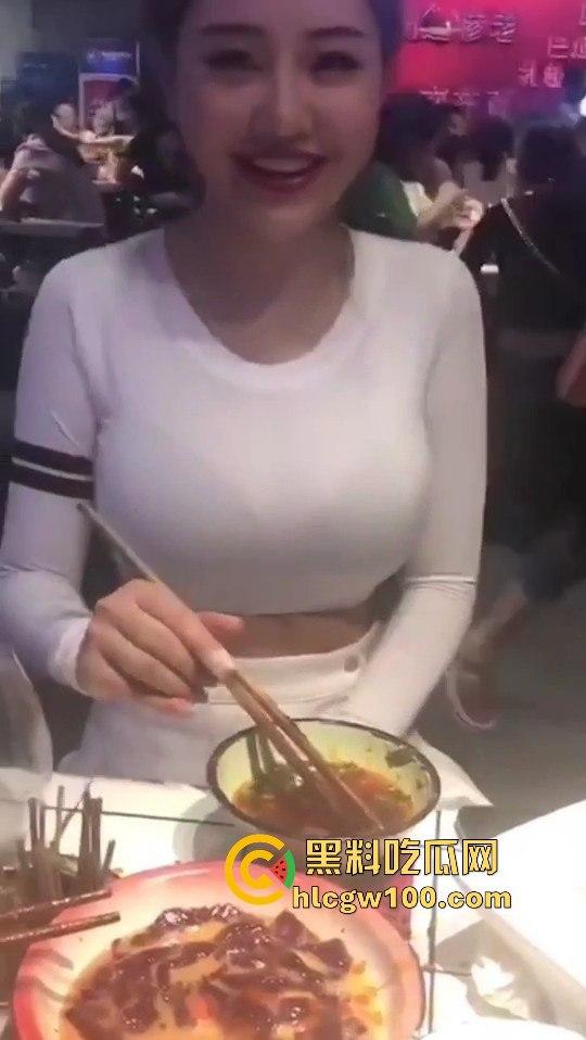 餐桌上开放骚人妻，奇葩操作一个比一个亮眼为了逃酒啥事都能干出来，画面劲爆开放 小编推荐！！-1