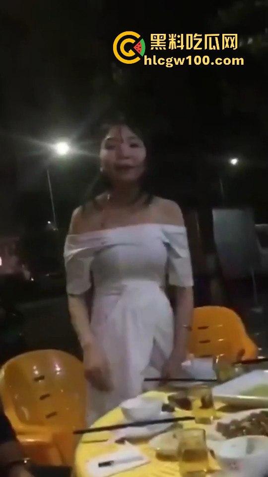 餐桌上开放骚人妻，奇葩操作一个比一个亮眼为了逃酒啥事都能干出来，画面劲爆开放 小编推荐！！-11