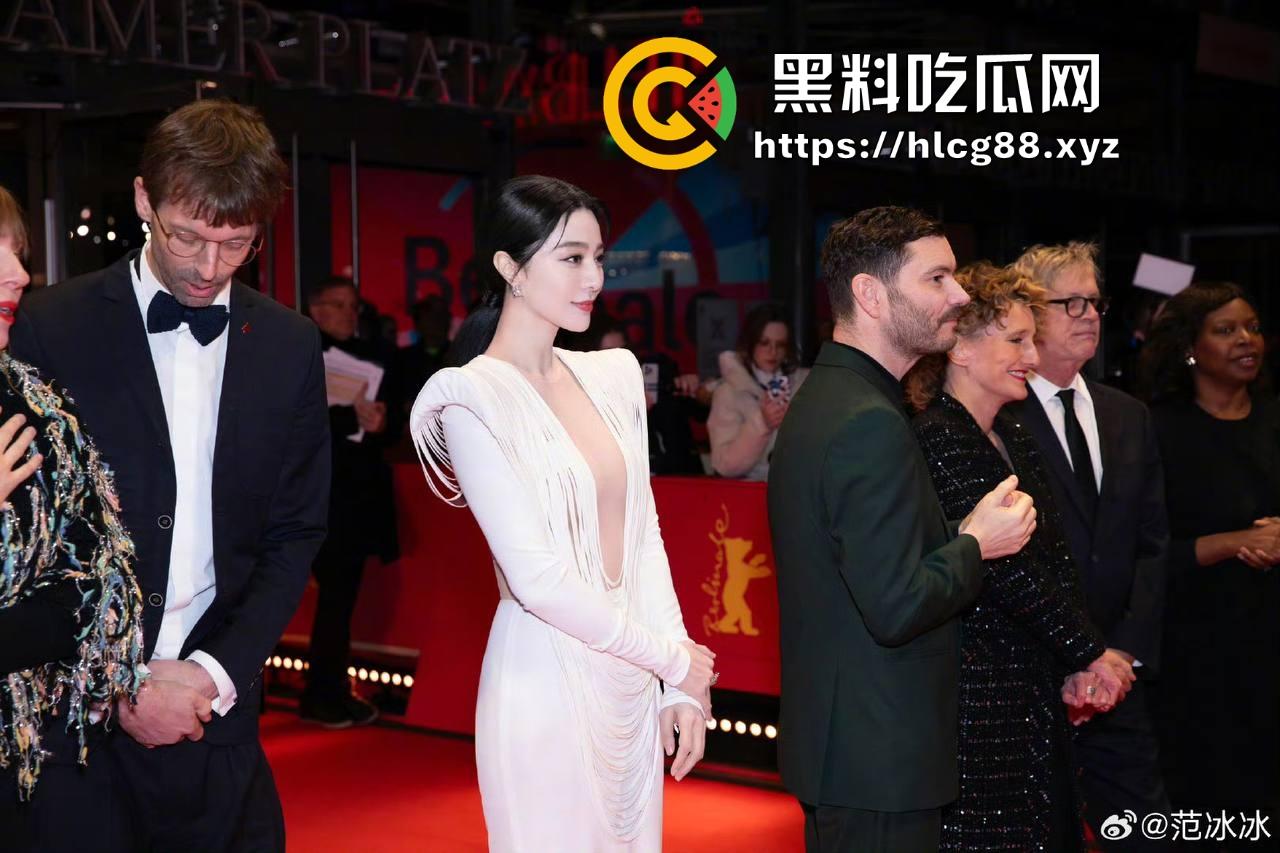 范冰冰终于复出！爆冷当选柏林电影节评委 深V露奶礼服性感出场 胸贴走光引爆全场！-5