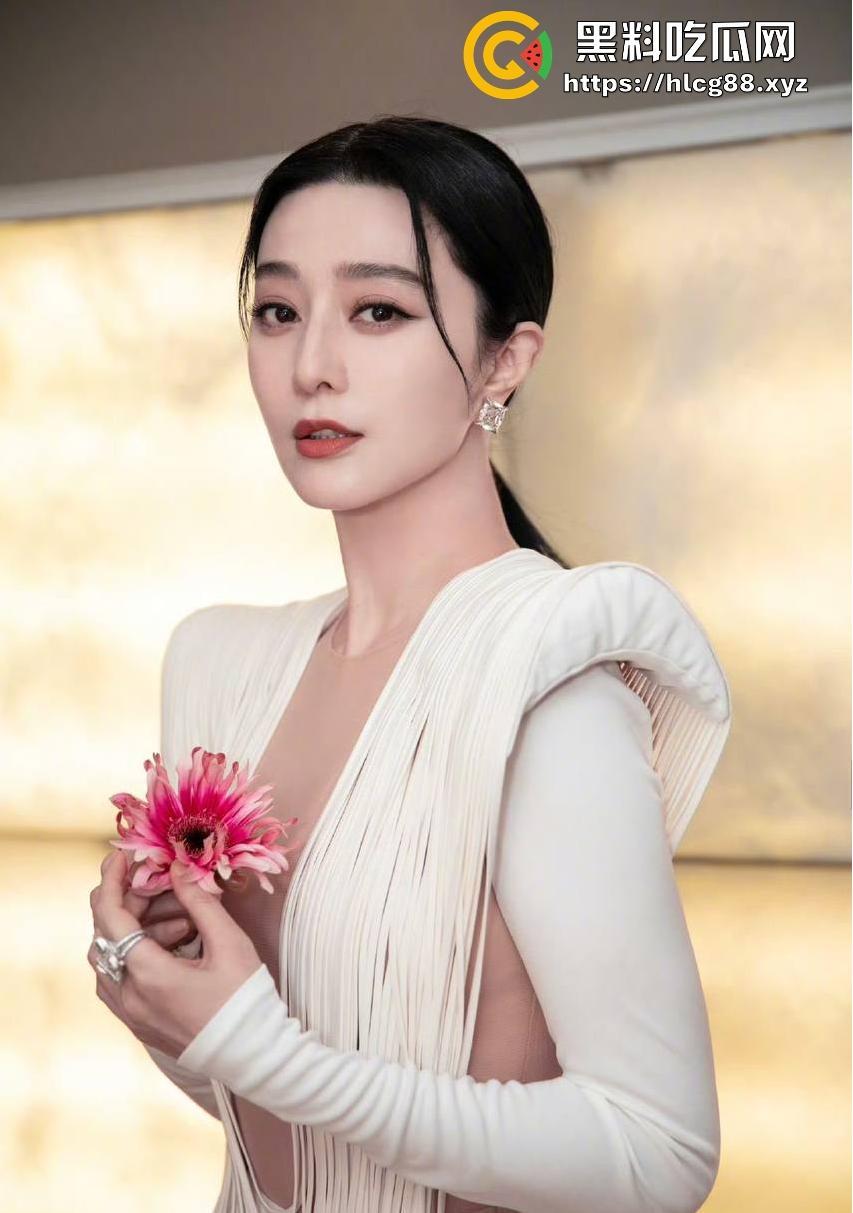 范冰冰终于复出！爆冷当选柏林电影节评委 深V露奶礼服性感出场 胸贴走光引爆全场！-12