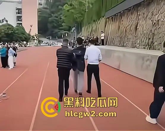 无人机满天飞，宿舍却像破猪圈！云南富宁一中学生吐槽学校50万修草宿舍十人间不管，教体局回应有内味了！-13