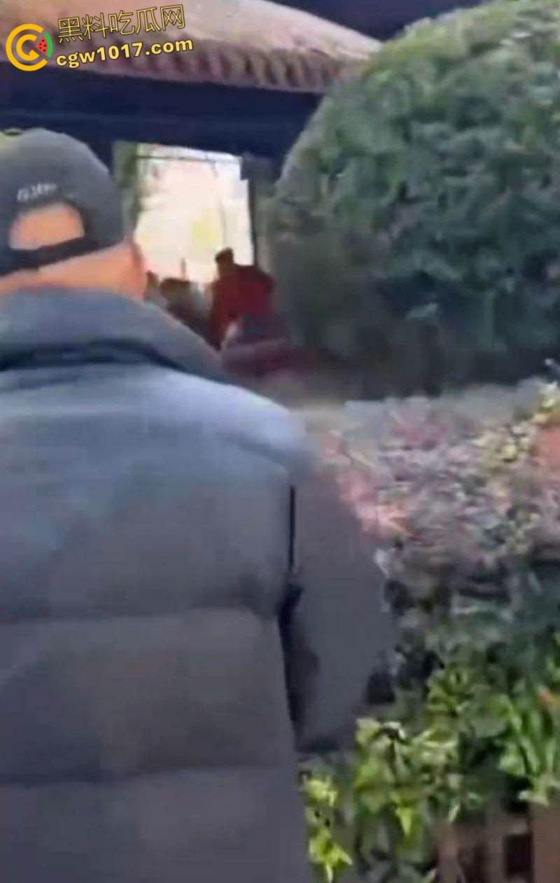 大白天凉亭活春宫，红衣大妈脱裤骑大爷，女上位啪啪响场面极其辣眼睛，大爷满脸春光，围观老头脸都红爆了 ！-3