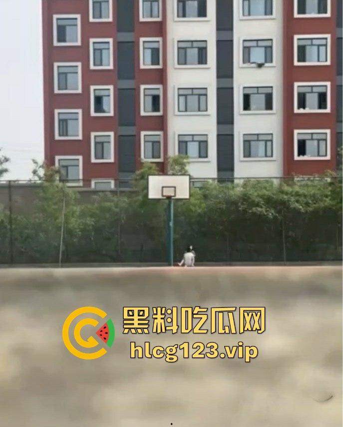 山东工程职业技术大学大一情侣操场啪啪被偷拍！光天化日下学生会带走，年轻人玩得真刺激！-5