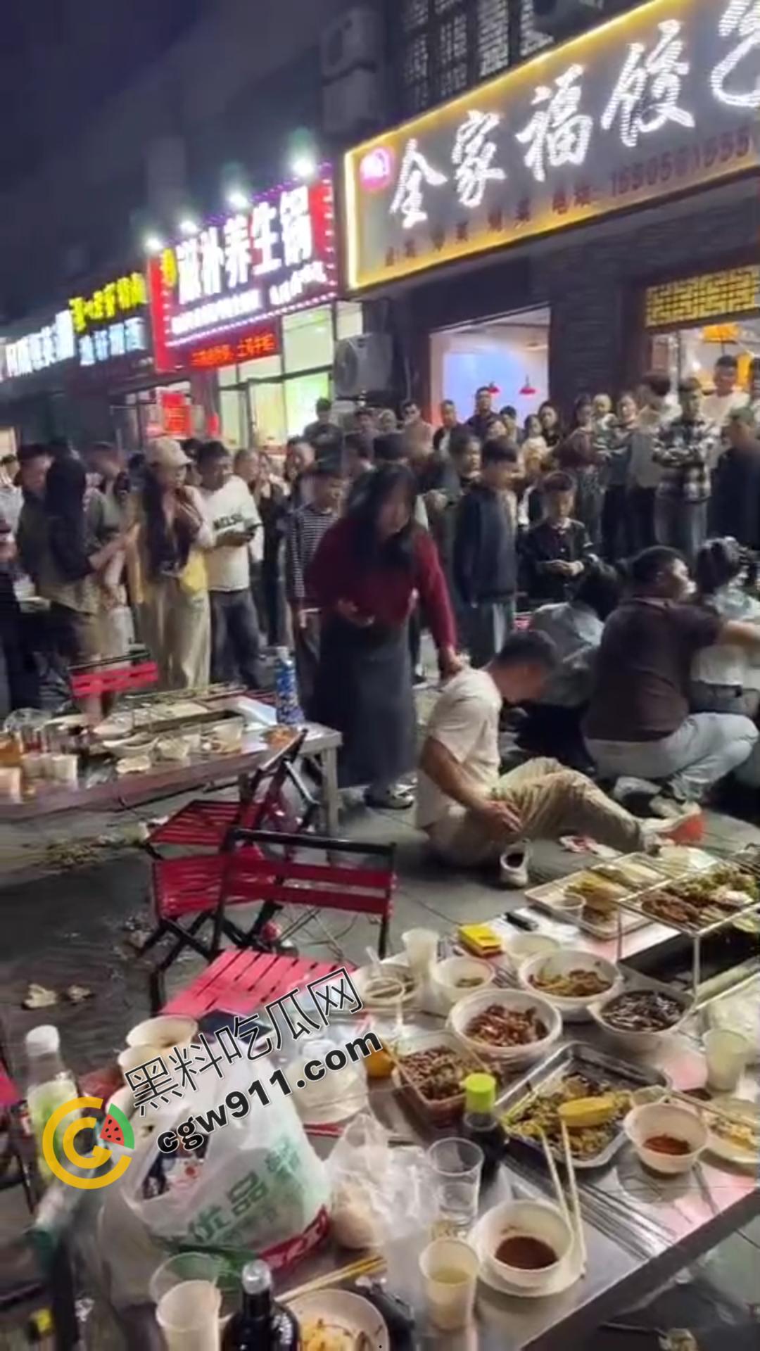 桌边烟雾引发剧烈斗殴！女子情绪失控，拳脚相向，结果被围殴，现场混乱不堪，惨况令人心惊-6