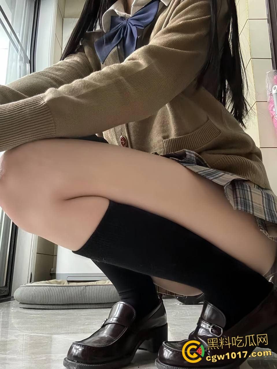 四川师范学院【李佳颖】，热爱jk的白虎一线天嫩逼，穿着JK让金主爸爸蒙眼玩弄，无套中出娇喘不断 ！-3