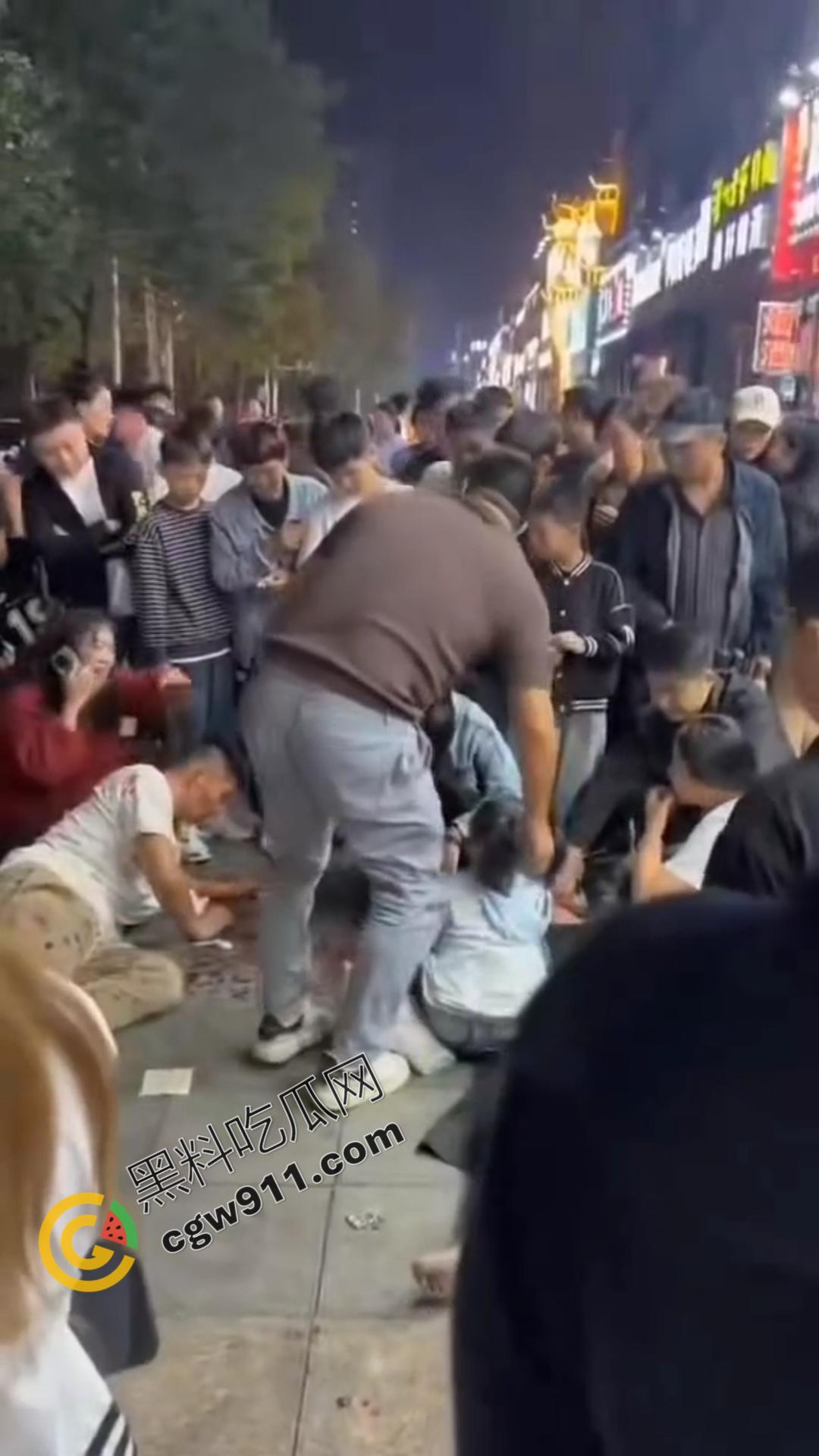 桌边烟雾引发剧烈斗殴！女子情绪失控，拳脚相向，结果被围殴，现场混乱不堪，惨况令人心惊-8