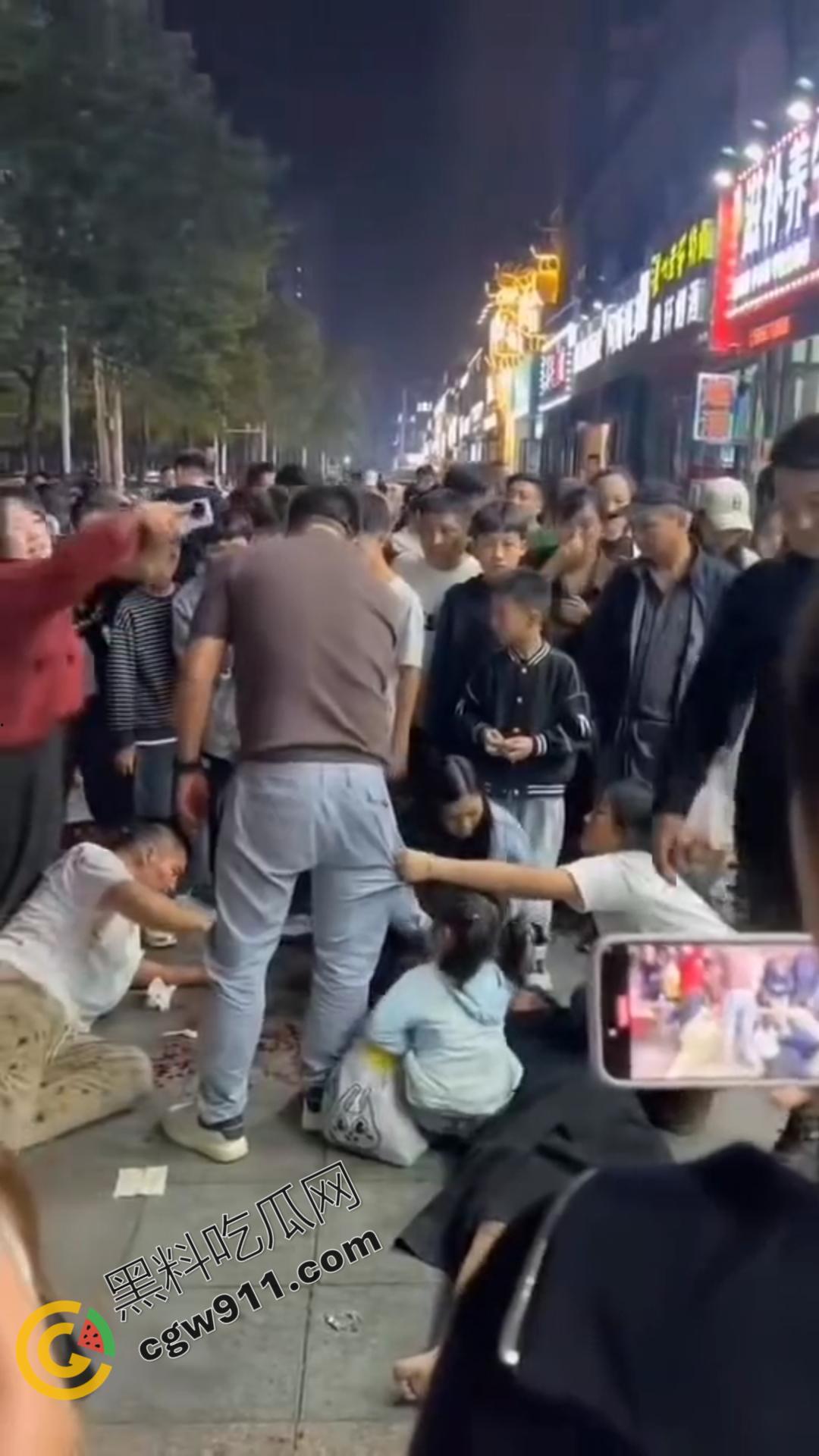 桌边烟雾引发剧烈斗殴！女子情绪失控，拳脚相向，结果被围殴，现场混乱不堪，惨况令人心惊-9