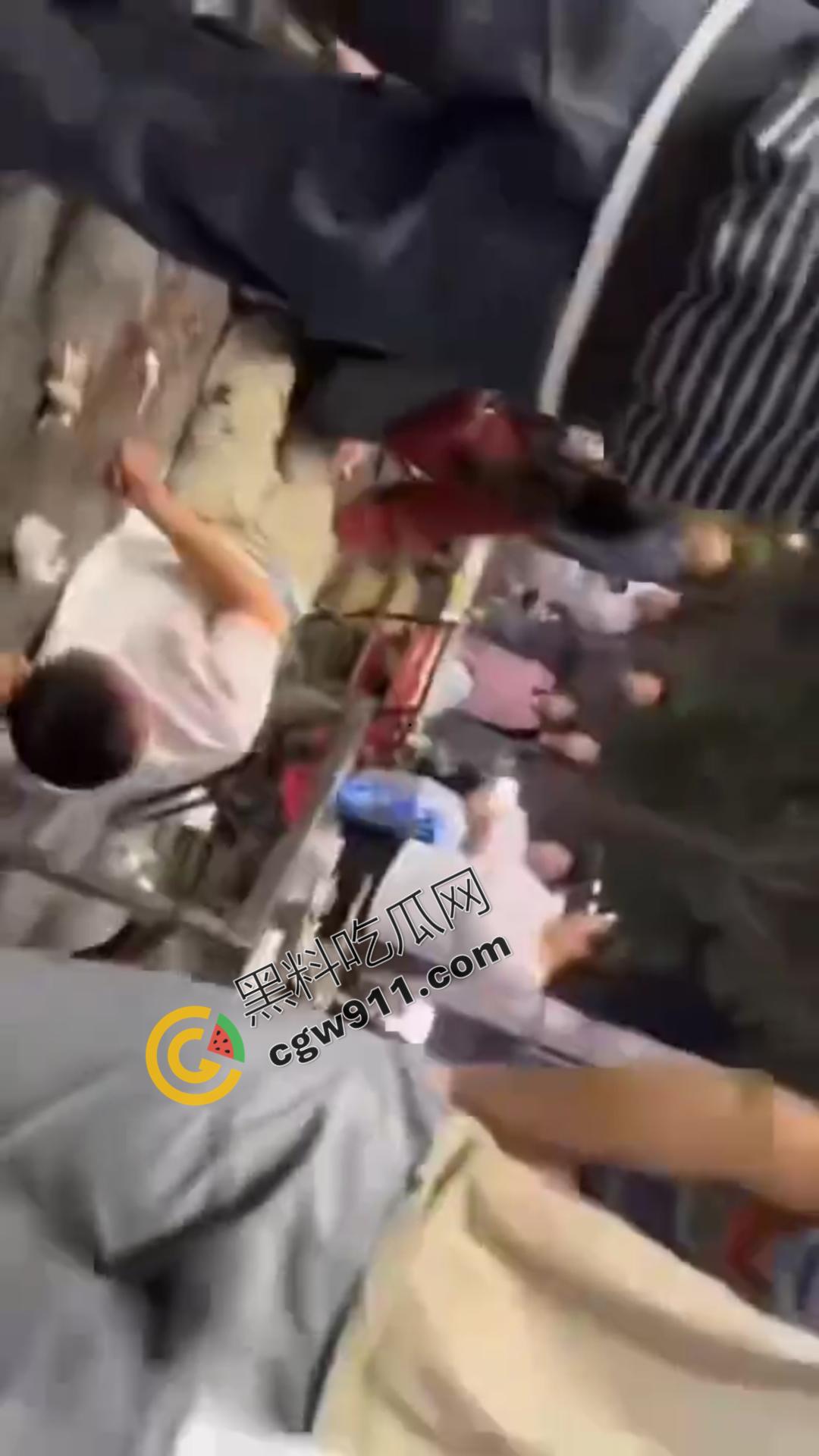 桌边烟雾引发剧烈斗殴！女子情绪失控，拳脚相向，结果被围殴，现场混乱不堪，惨况令人心惊-10