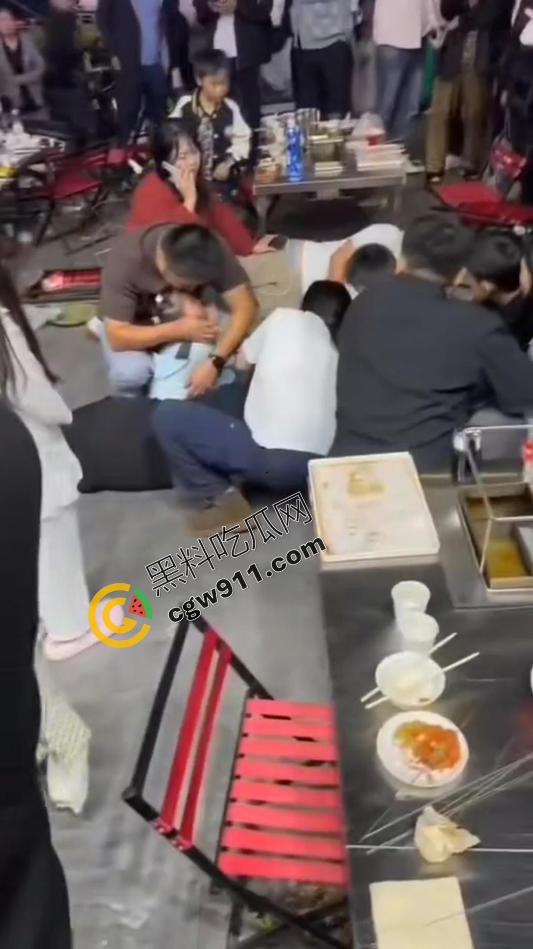 桌边烟雾引发剧烈斗殴！女子情绪失控，拳脚相向，结果被围殴，现场混乱不堪，惨况令人心惊-11