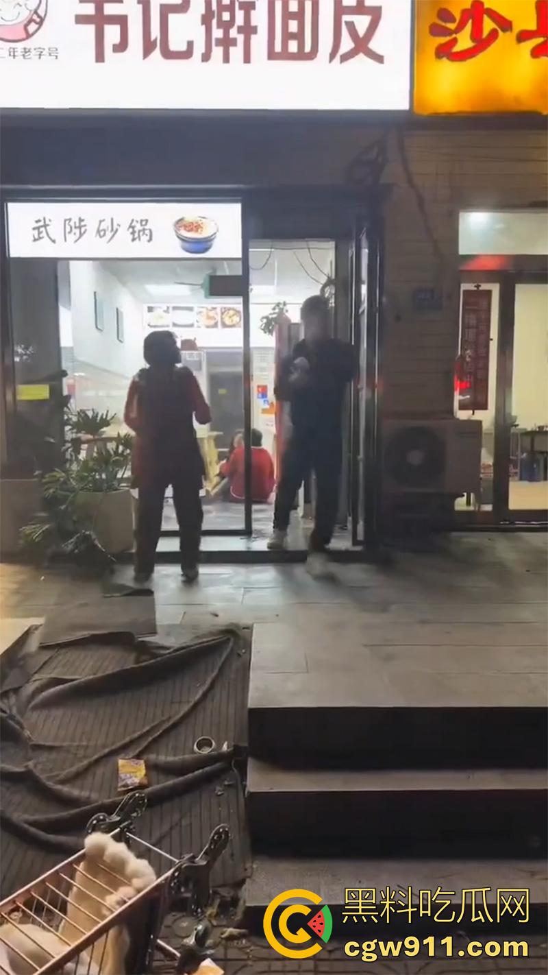 出轨的代价极度舒爽！河南许昌魏都区武陟砂锅店，男人发现老婆出轨后跟踪，用剪刀连捅老婆十几刀，谁敢指责就干谁！-2