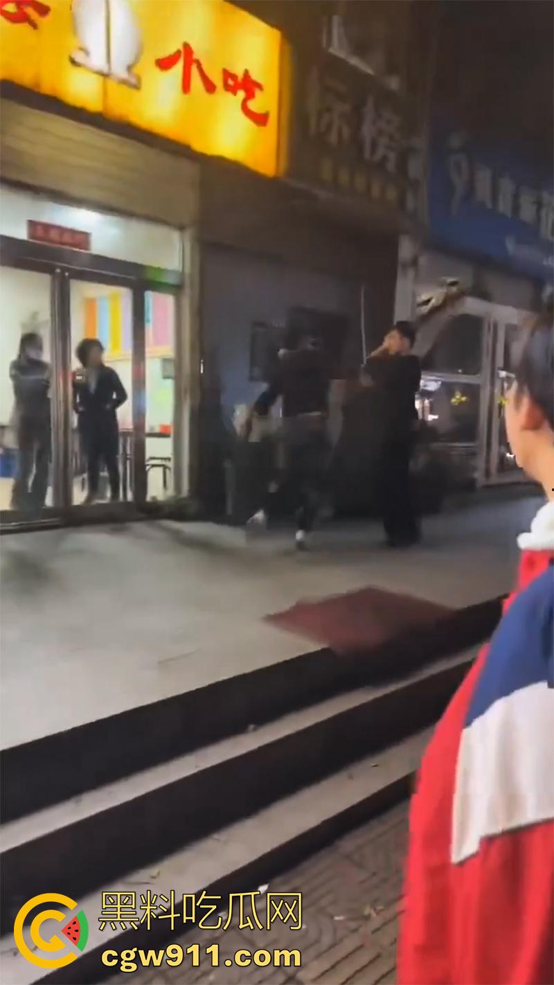 出轨的代价极度舒爽！河南许昌魏都区武陟砂锅店，男人发现老婆出轨后跟踪，用剪刀连捅老婆十几刀，谁敢指责就干谁！-4