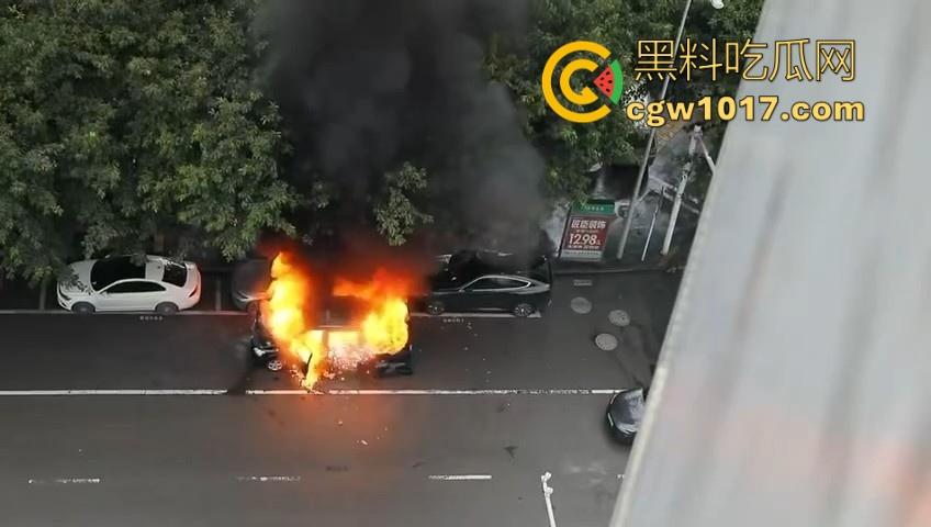 四川绵阳江油又是汽车自燃，期间还多次发生爆炸，把旁边路边停放的车都波及到了，路边车车主一起床天塌了！-1