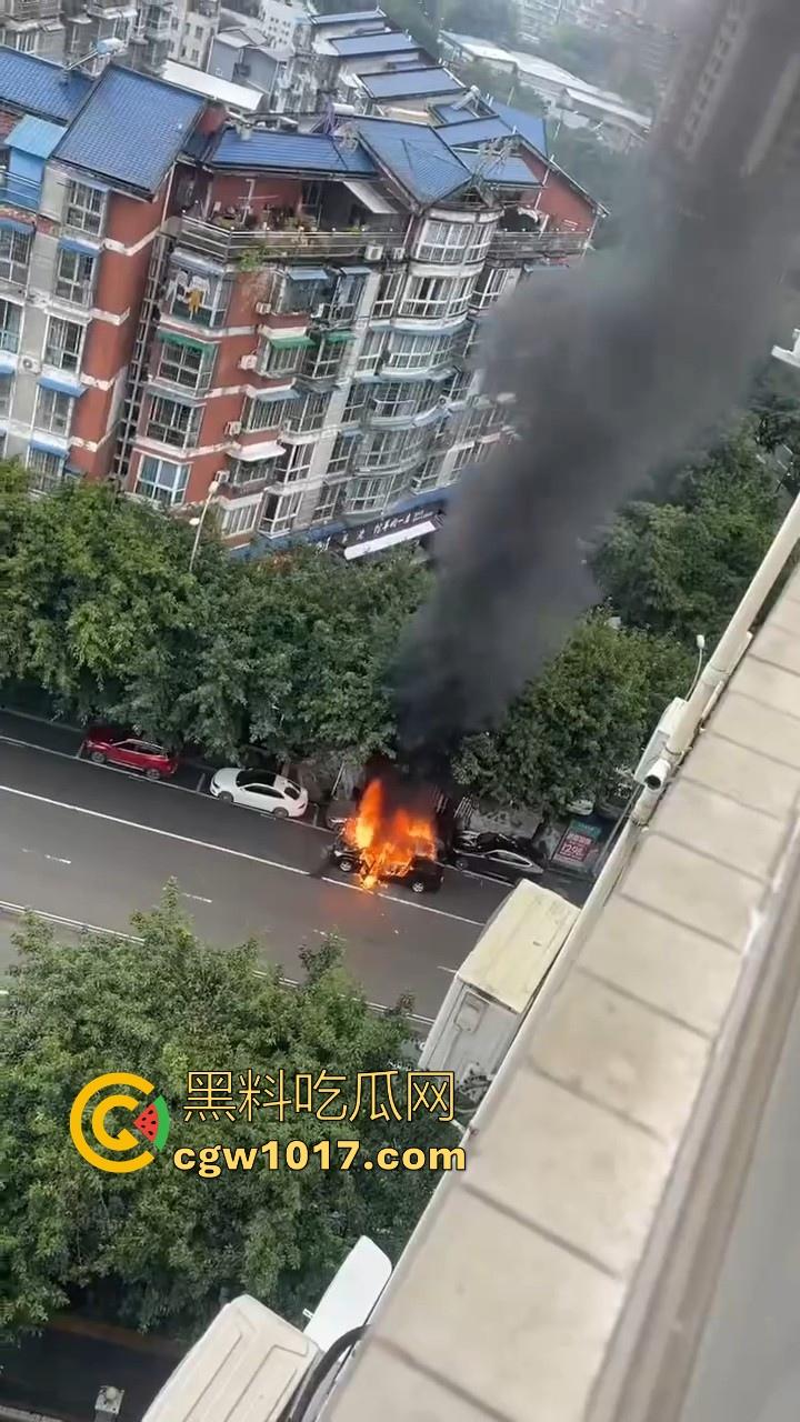 四川绵阳江油又是汽车自燃，期间还多次发生爆炸，把旁边路边停放的车都波及到了，路边车车主一起床天塌了！-4