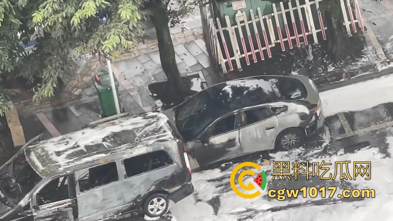 四川绵阳江油又是汽车自燃，期间还多次发生爆炸，把旁边路边停放的车都波及到了，路边车车主一起床天塌了！-10