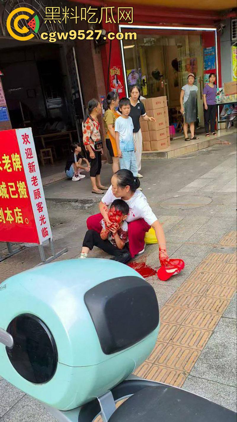 广西容县新北街电信大楼，疑似精神病中年妇女，拿铁锤砸一名小男孩，现场血腥恐怖！-2