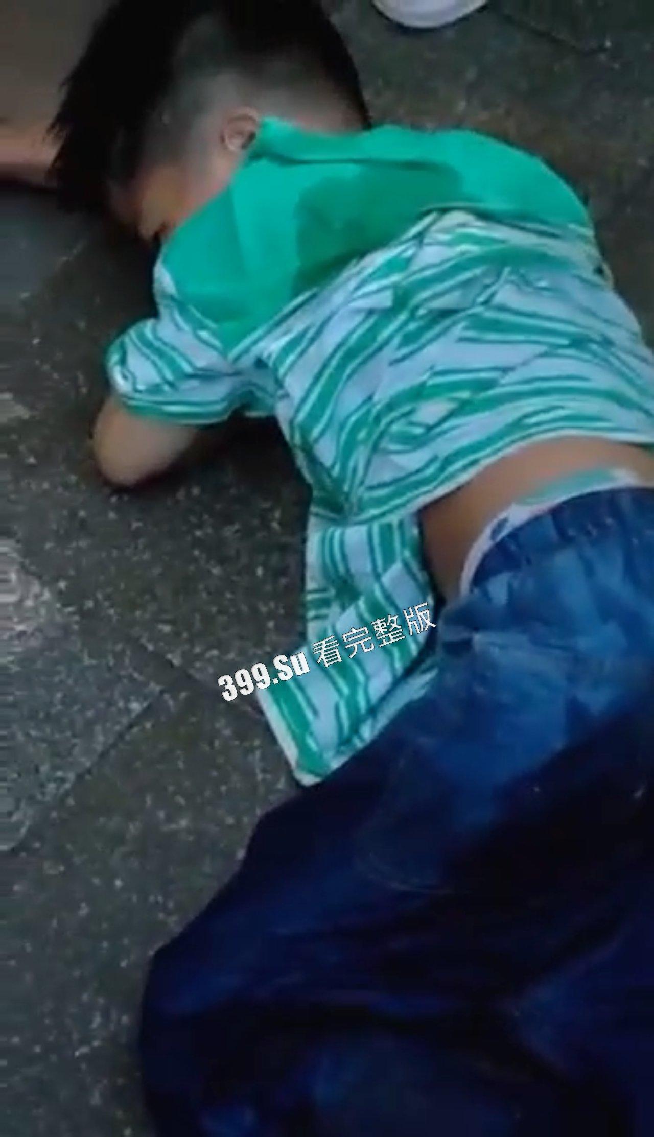 安徽合肥 男孩被母亲棍棒追打，果断从五楼跳下-5