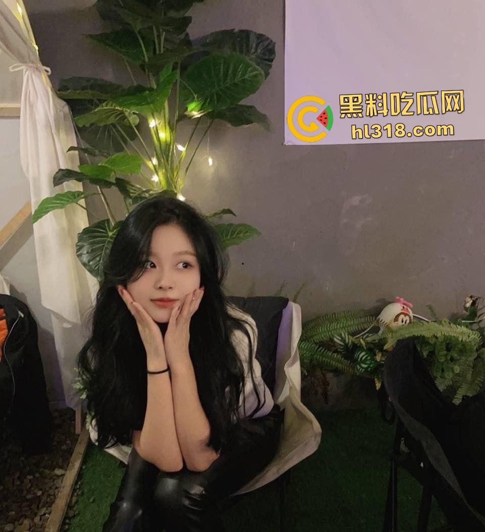 山西大学【王颖颖】激战男友！家中开逼挑逗开逼，穿黑丝吊带口交被鸡巴打脸，大学生玩得太野！-1