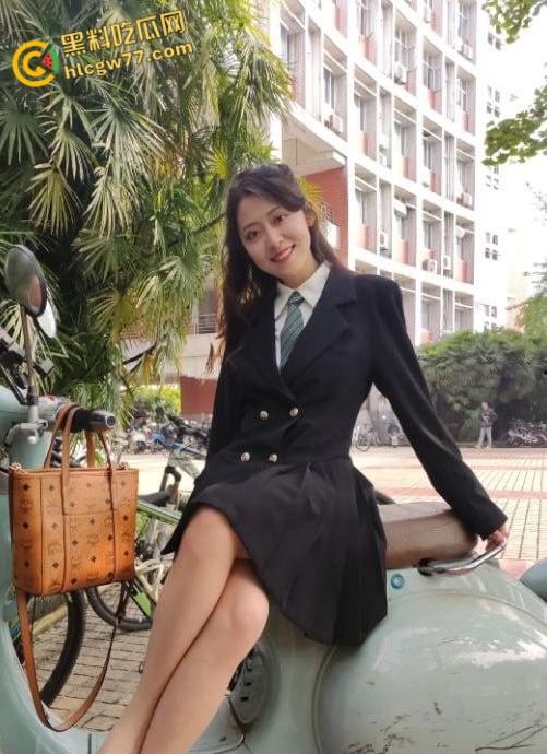 湖南涉外【沈婉婷】双面尤物，人前狠辣，男友前母狗，阳台对镜爆操浪叫不止！-1