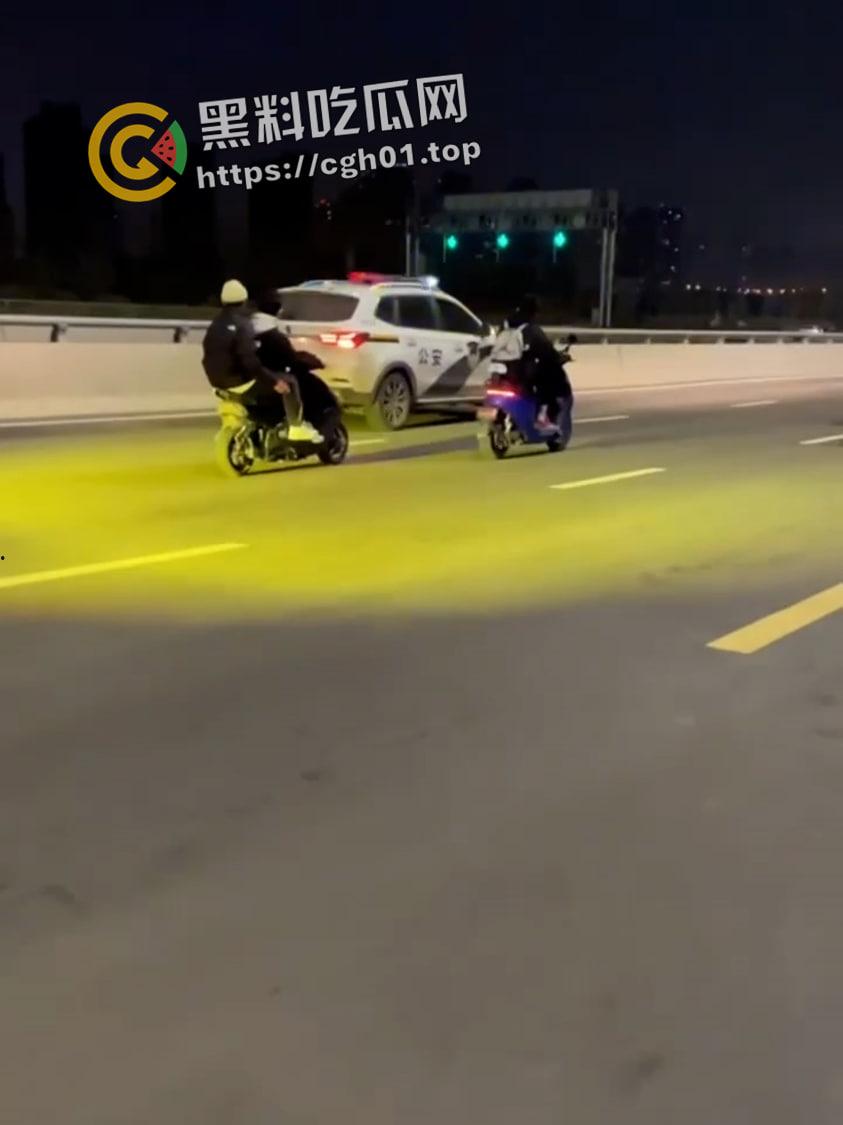 郑州精神小伙半夜鬼火炸街 挑衅交警 追后大混战 中国也有自己的佛罗里达州-8