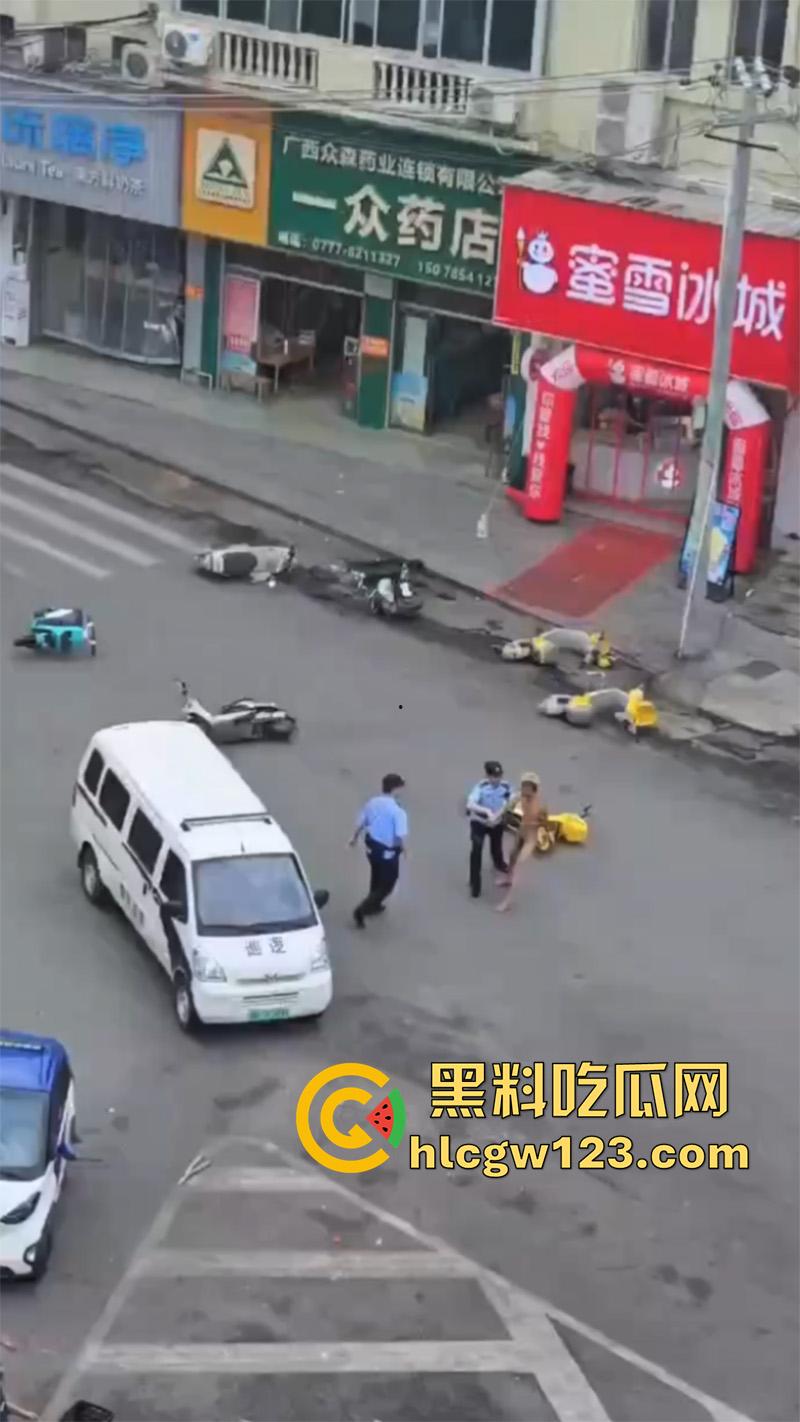 广西柳州惊现裸男，小黄毛疑似吸毒，大热天赤裸全身裸奔，到处砸车打人，被警察当场逮捕！-5