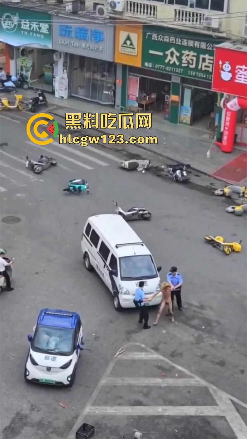 广西柳州惊现裸男，小黄毛疑似吸毒，大热天赤裸全身裸奔，到处砸车打人，被警察当场逮捕！-6