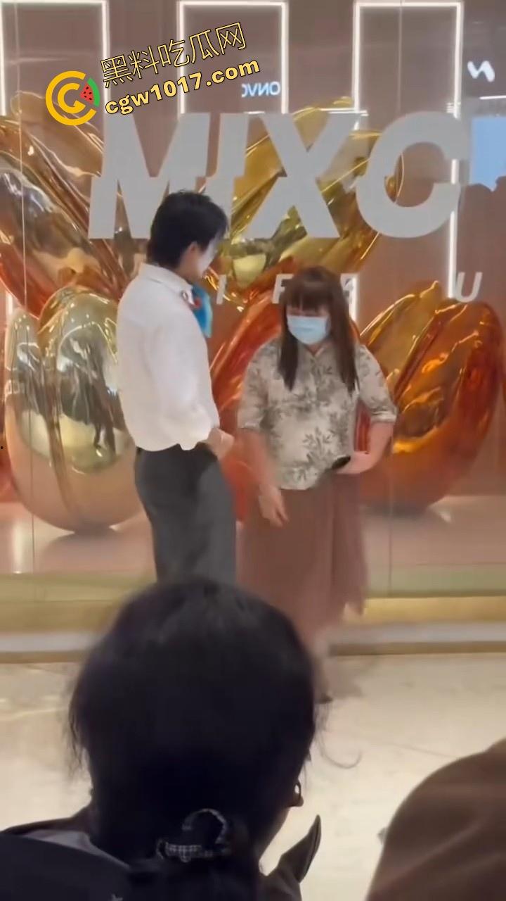 万圣节cos红姐被警察带走，我原称之为今年最佳COS，现场还跟路人玩起来跪地口交的动作，真的好像本人！-1