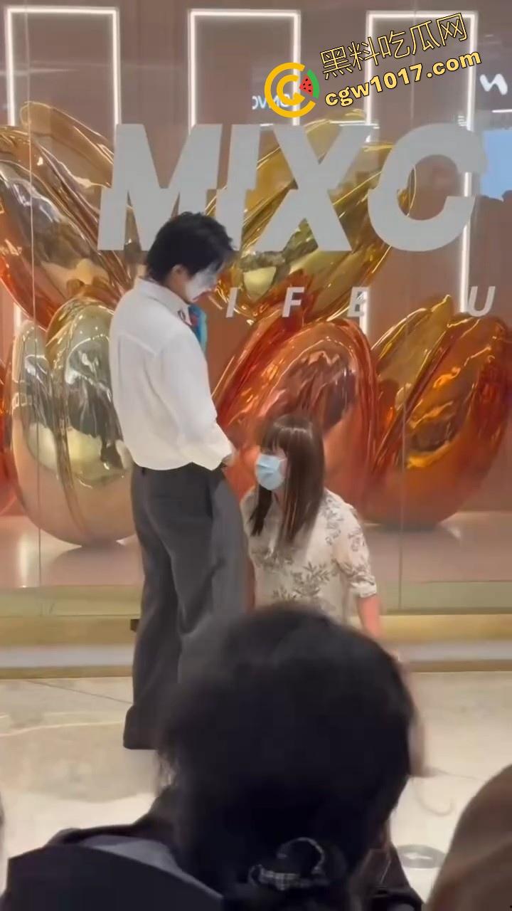 万圣节cos红姐被警察带走，我原称之为今年最佳COS，现场还跟路人玩起来跪地口交的动作，真的好像本人！-2