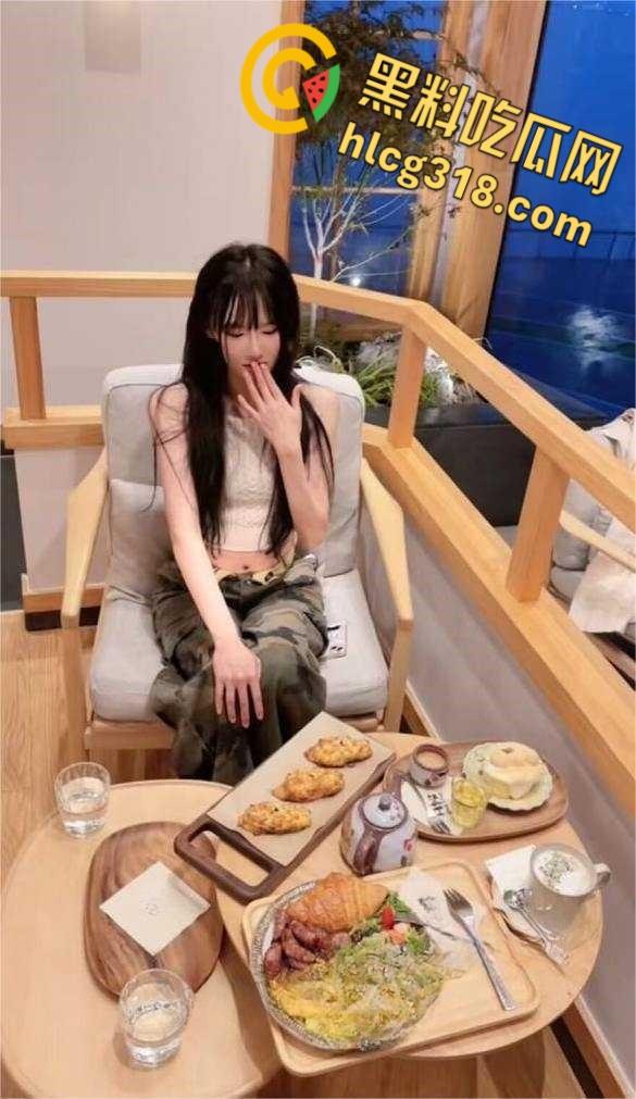 云南舞蹈学院清纯学妹【陈婉清】，喜欢奢侈品苹果手机，到处约炮找金主 包养裸聊陪睡！-1