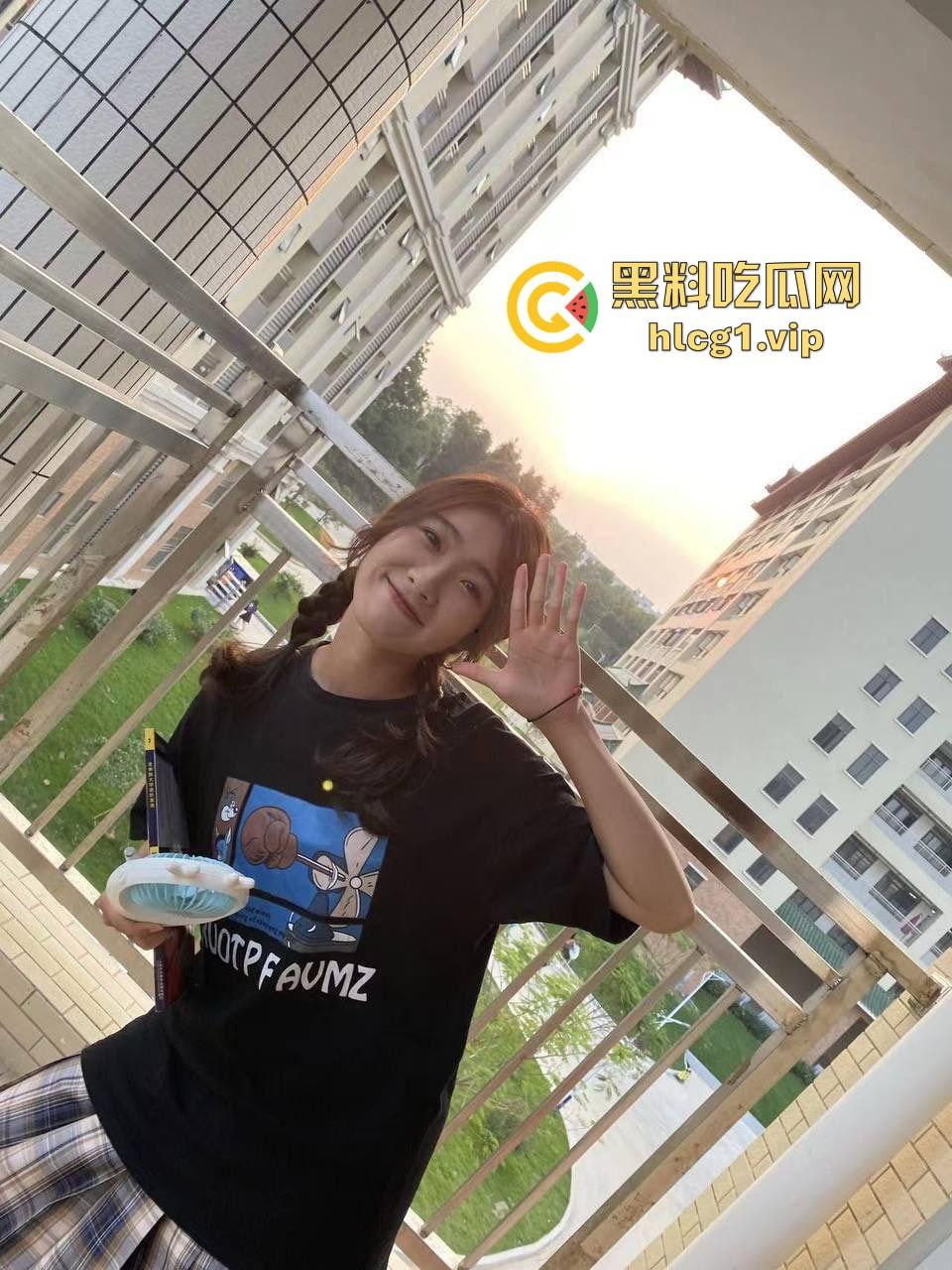 投稿曝光！江门职业技术学院反差女大『陈萍』M属性拉满 纯情小母狗！后入大炮台！-2