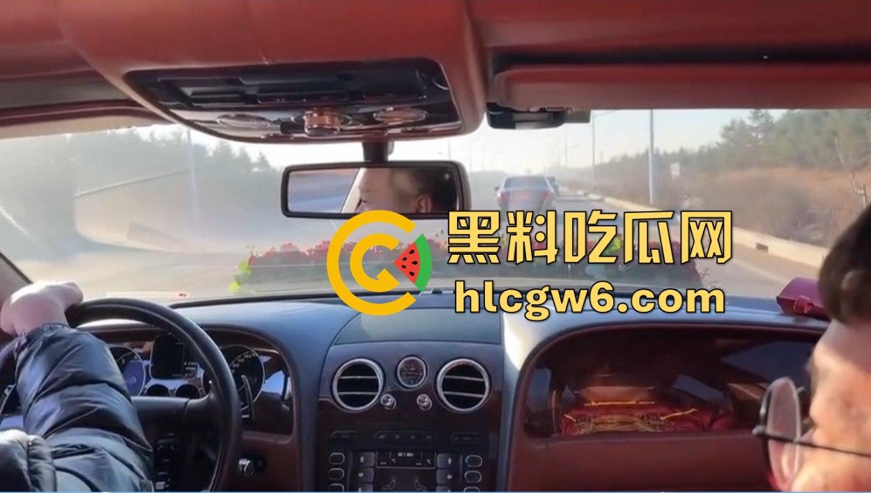 东北婚礼场面社死，前女友举标语爆料：腰是我掰的，肾是我累的，祝新娘接盘愉快！-6