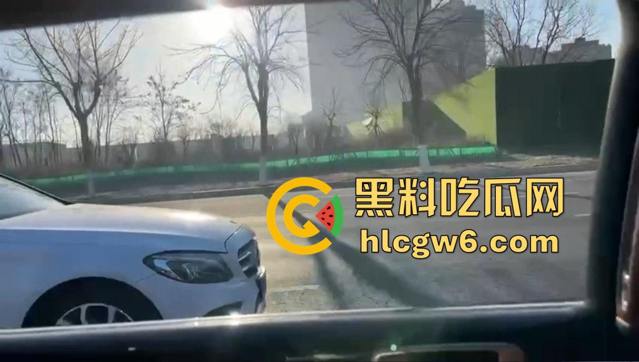 东北婚礼场面社死，前女友举标语爆料：腰是我掰的，肾是我累的，祝新娘接盘愉快！-10