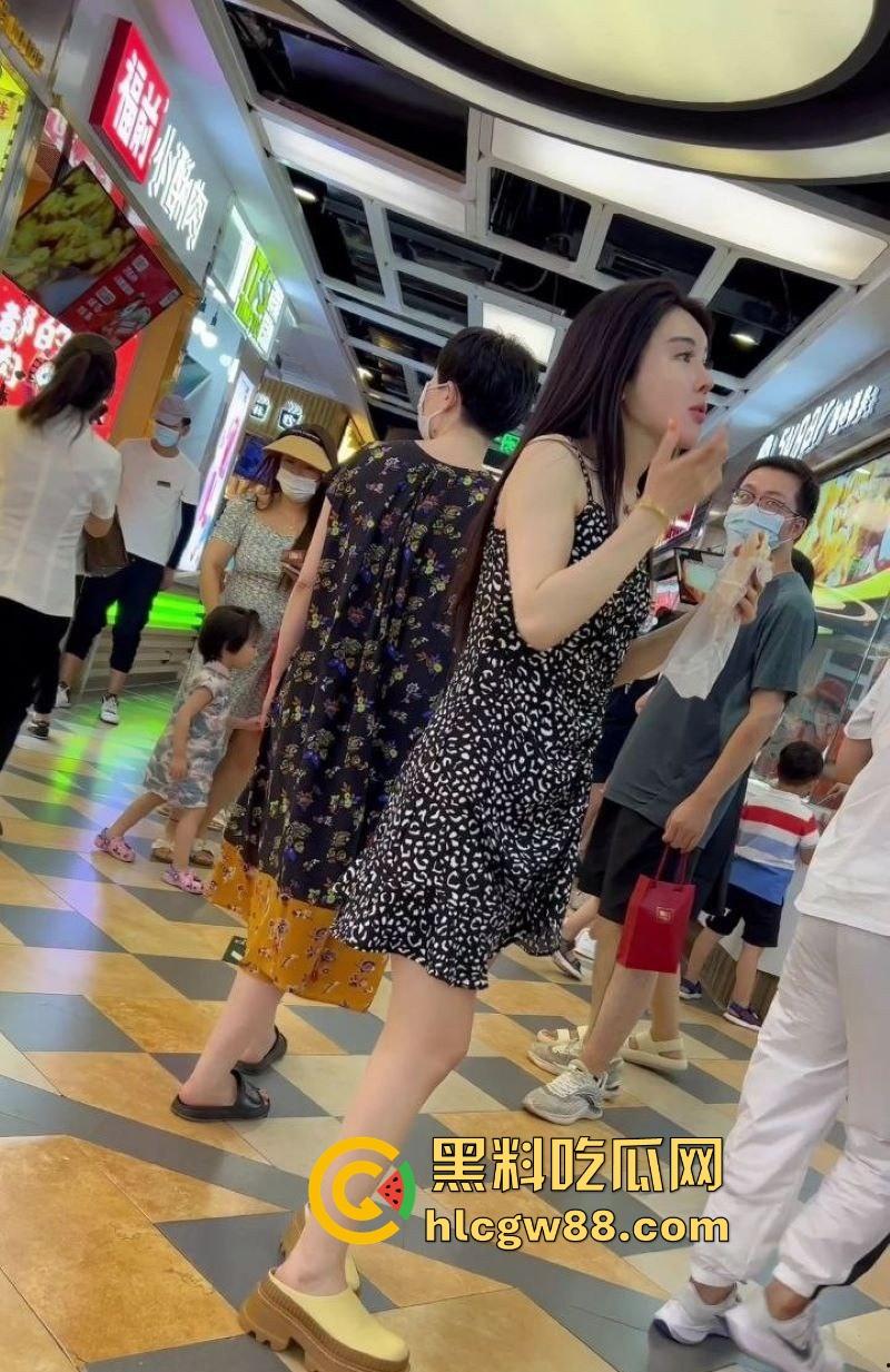 深圳街头偷拍狂潮，极品嫩妹裙底春光乍泄，透明丁字裤勒嫩鲍，阴毛浓密看的人目瞪口呆！-5