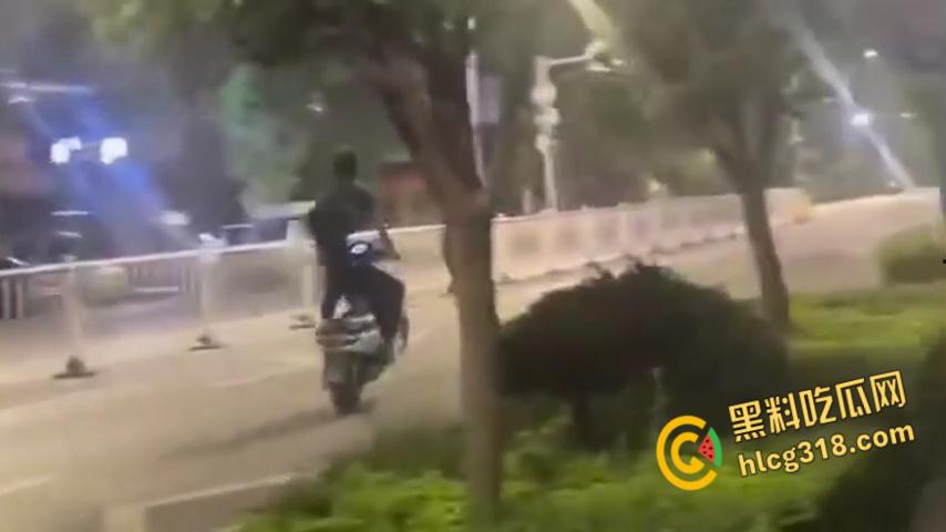 广西河池精神小伙又出事，鬼火少年翘头耍帅酿悲剧，小车烂成渣白布一盖直接重开！-3