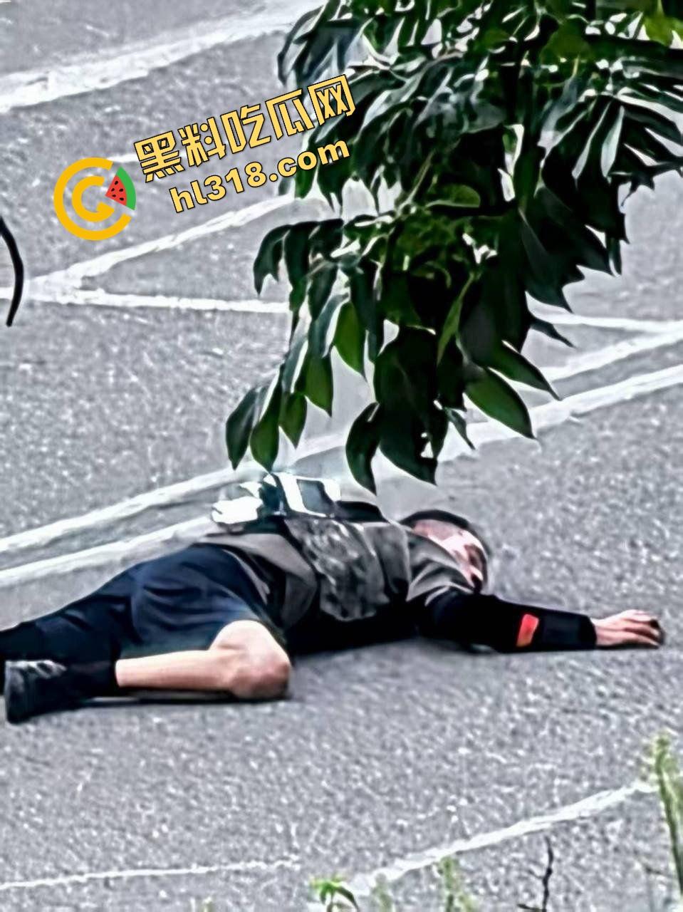 东莞中堂街头真人炸鸡秀，大哥背炸弹变身爆破鬼才堵路，手握军刺装狠，警方现场上演爆头大戏！-13