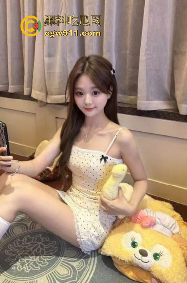 趁老婆熟睡淫欲大发，当着老婆面插入女儿，无情猛捅白嫩小穴，无套内射流满爱液的身体！-1