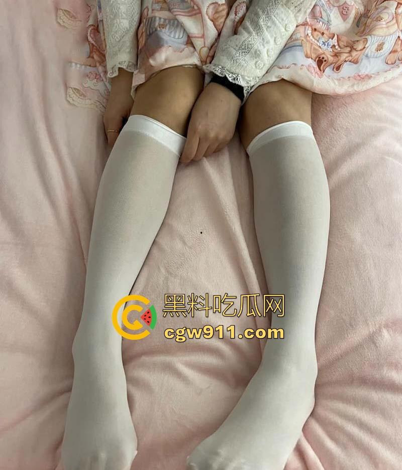 趁老婆熟睡淫欲大发，当着老婆面插入女儿，无情猛捅白嫩小穴，无套内射流满爱液的身体！-7