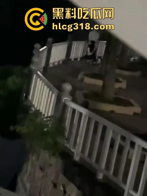 湖北经济学院热搜大瓜！JK制服学生妹校园推特玩露出野战被围观 白天激情后入深夜疯狂口交 真大胆！-18