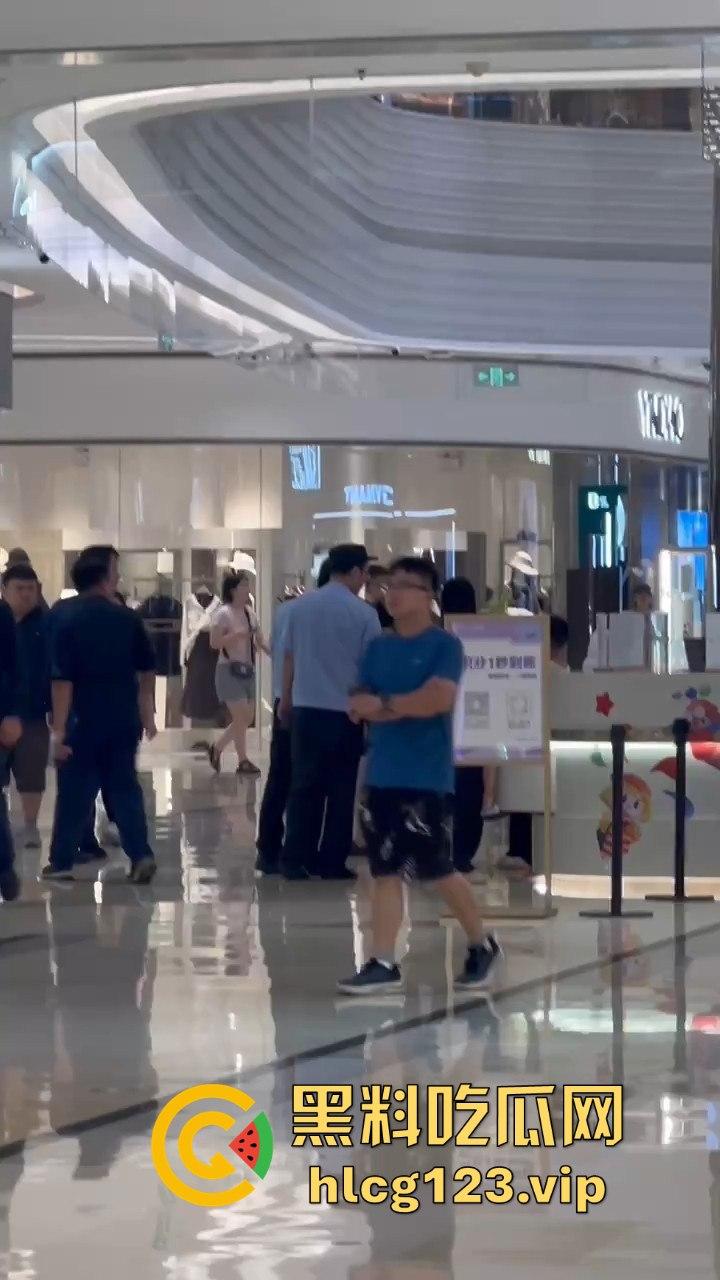 珠海街头惨烈抓小三！正妻怒揍小三十分钟，后背裸露惨叫救命，路人全程围观无人理！-13