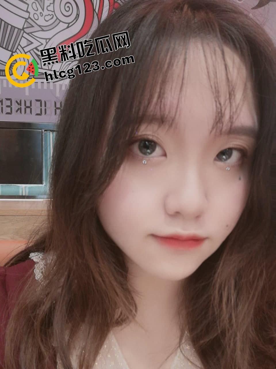 武汉眼镜反差妹床照流出！骚得彻底，但素颜照真实到吓人！-11