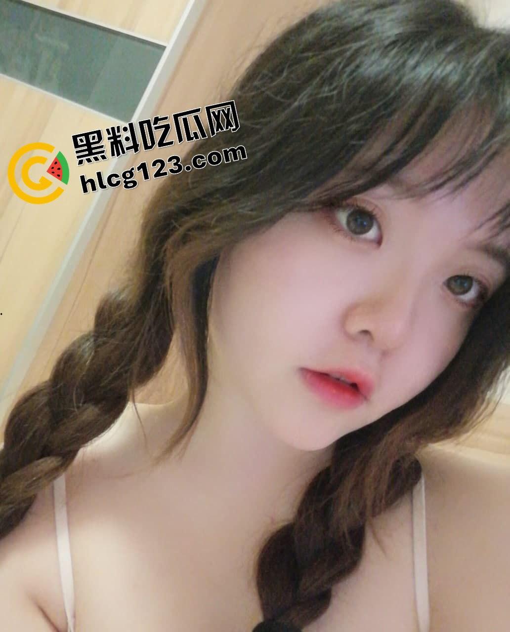 武汉眼镜反差妹床照流出！骚得彻底，但素颜照真实到吓人！-13