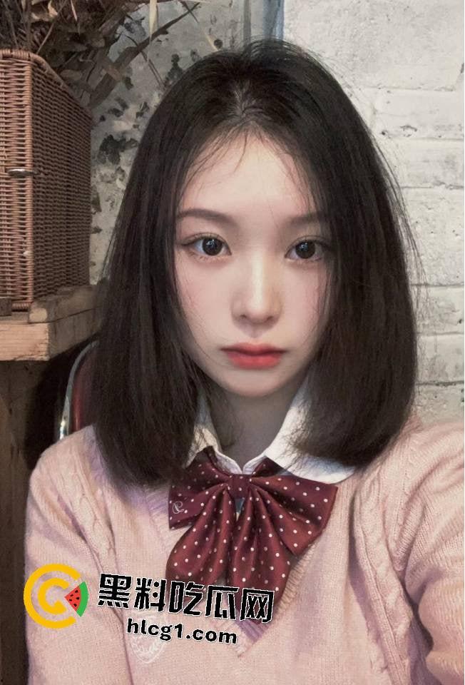 独家爆料！成都理工大学学妹拍私房  摄影师色心渐起叫学妹足交 学妹一脸不情愿 奈何给的太多了-4