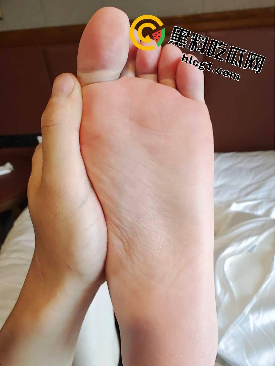 独家爆料！成都理工大学学妹拍私房  摄影师色心渐起叫学妹足交 学妹一脸不情愿 奈何给的太多了-8