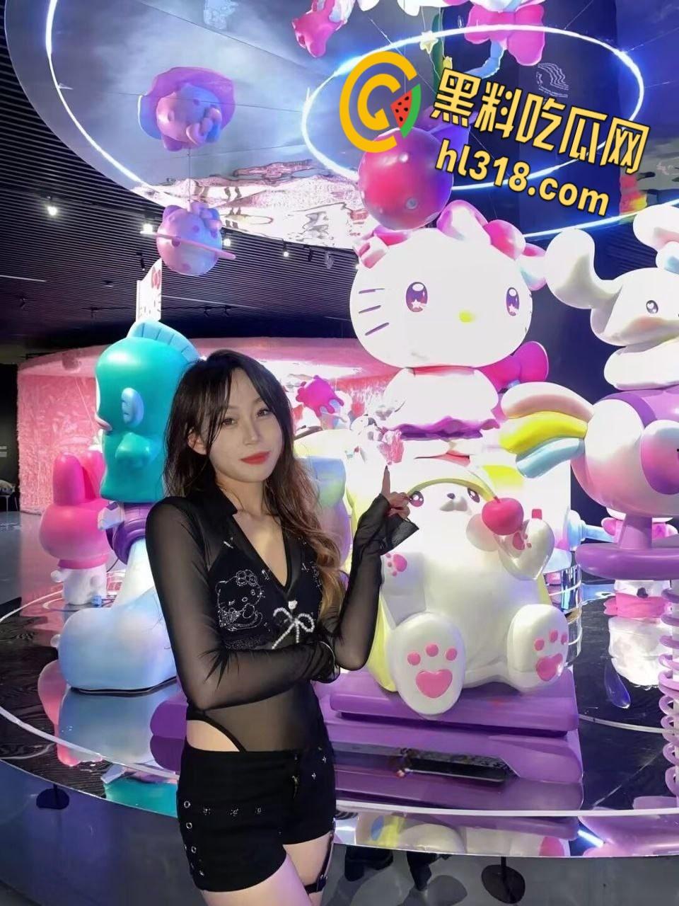 河南省极品骚母狗【涵涵】，与哥哥乱伦不过瘾，闺蜜男友轮番上阵，三洞齐开爽翻天，私生活糜烂到令人咋舌 !-1