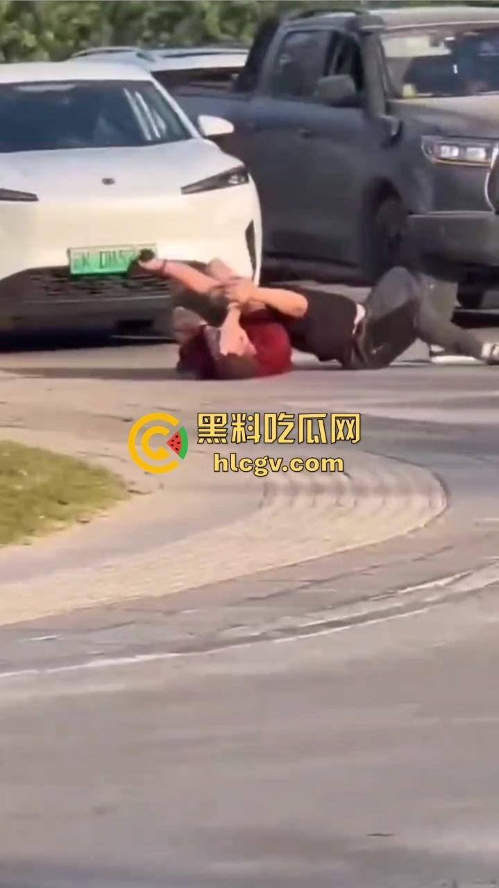 山东两大哥奥斯卡上身！互演碰瓷，一碰就倒，叫唤声一个比一个大！-1