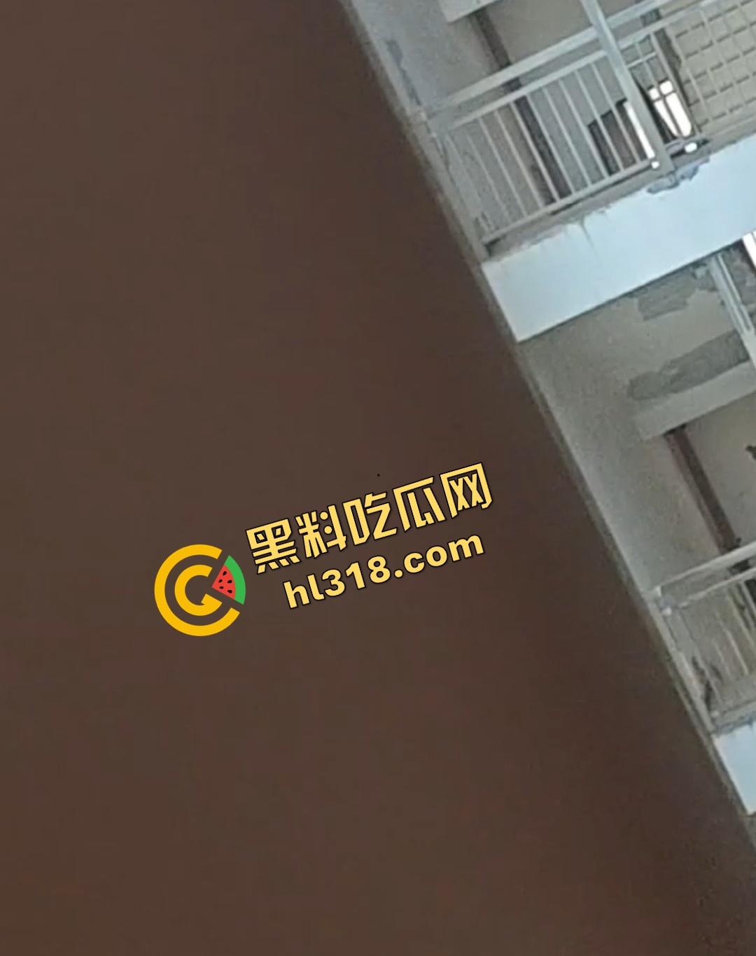 四川仁寿二职中学楼梯活春宫曝光，学生下课十分钟都憋不住，教学楼角落让女友当场口交，光天化日就敢玩！-1