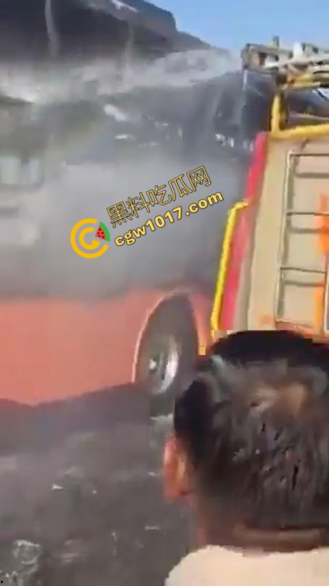 印度拉贾斯坦邦新购巴士惨烈失火，20人惨遭烈焰吞噬命丧黄泉，焦黑车厢隐隐哀嚎，车主凄凉新车梦碎-6